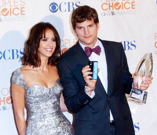 Jessica Alba, Ashton Kutcher<br>36th Annual People's Choice Awards - Press Room