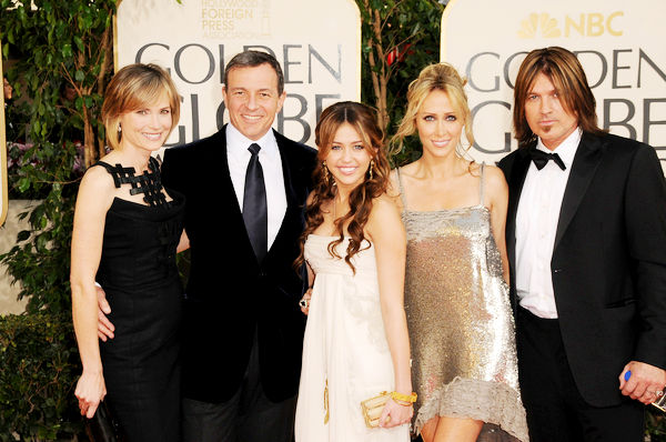 Miley Cyrus, Billy Ray Cyrus, Robert Iger, Tish Cyrus<br>66th Annual Golden Globes - Arrivals