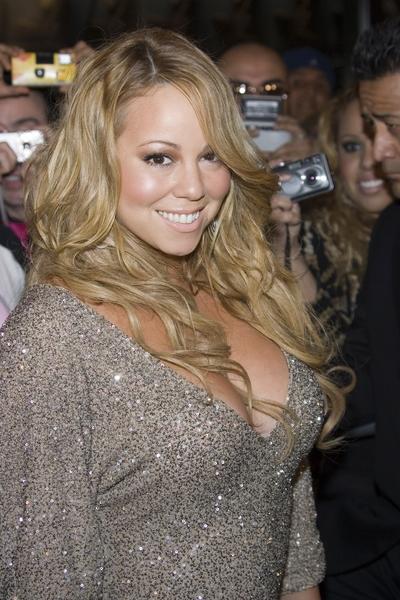Mariah Carey<br>Mariah Carey Autographs Copies Of Her New CD The Emancipation Of Mimi Platinum Edition