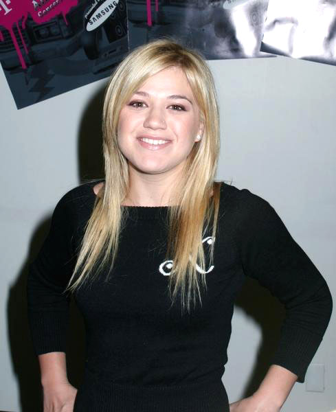 Kelly Clarkson<br>Kelly Clarkson Signs Autographs for Fans Prior to Her Concert for Final T-Mobile