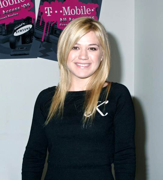 Kelly Clarkson<br>Kelly Clarkson Signs Autographs for Fans Prior to Her Concert for Final T-Mobile