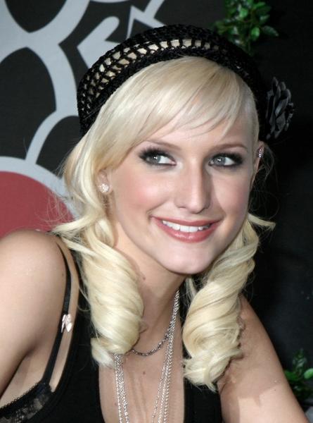 Ashlee Simpson<br>Ashlee Simpson Signs Her New CD I Am Me
