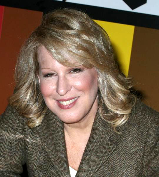 Bette Midler<br>Bette Midler Signs Her New CD Bette Midler Sings the Peggy Lee Songbook