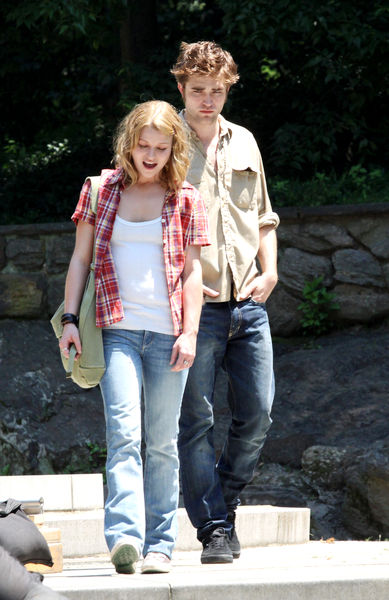 Robert Pattinson, Emilie de Ravin<br>Robert Pattinson Filming 