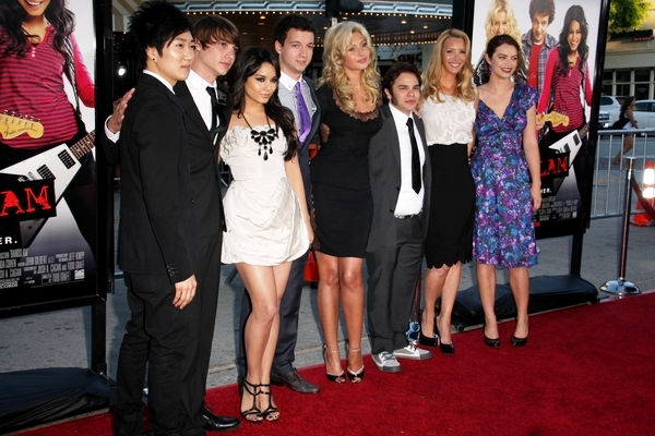 Tim Jo, Ryan Donowho, Vanessa Hudgens, Gaelan Connell, Alyson Michalka, Charlie Saxton, Lisa Kudrow, Elwy Yost<br>