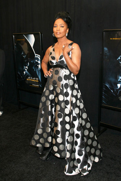 Angela Bassett<br>