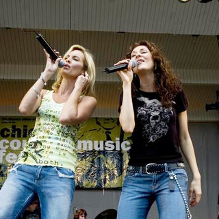 SHeDAISY; in Chicago Country Music Fest