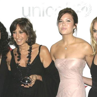 Mandy Moore;Julianna Marguiles;Portia de Rossi;Donna Karan; in DKNY Launches Be Delicious Messages of Hope to Benefit UNICEF