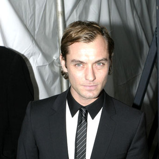 Jude Law in The Holiday New York Premiere - Arrivals