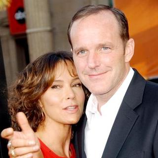 Jennifer Grey, Clark Gregg in "Iron Man" Los Angeles Premiere - Arrivals