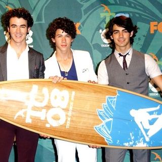 Jonas Brothers in 2008 Teen Choice - Press Room