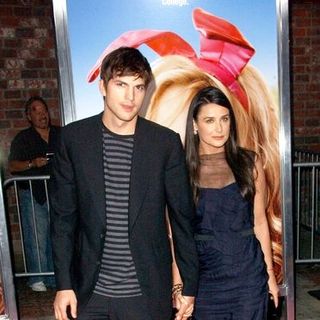 Ashton Kutcher, Demi Moore in "The House Bunny" Los Angeles Premiere - Arrivals