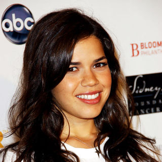 America Ferrera; in Stand Up To Cancer - Arrivals