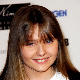 Abigail Breslin; in Stand Up To Cancer - Arrivals