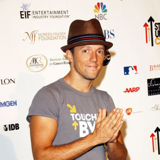 Jason Mraz; in Stand Up To Cancer - Arrivals