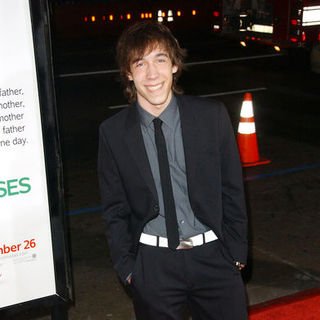 Creagen Dow; in "Four Christmases" World Premiere - Arrivals