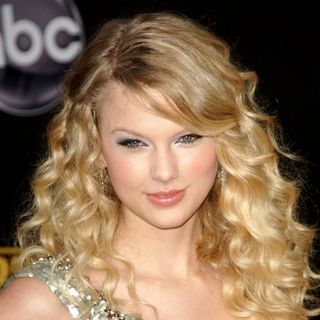 Taylor Swift in 2008 American Music Awards - Arrivals