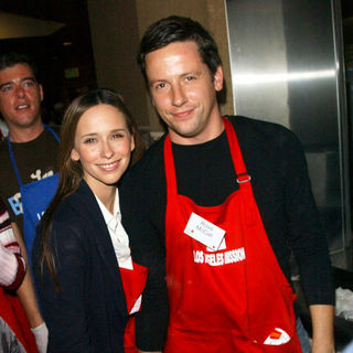 Jennifer Love Hewitt;Ross McCall; in Los Angeles Mission Thanksgiving Meal For The Homeless