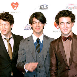 Jonas Brothers; in Neil Diamond Honored as the 2009 Musicares Person Of The Year - Arrivals