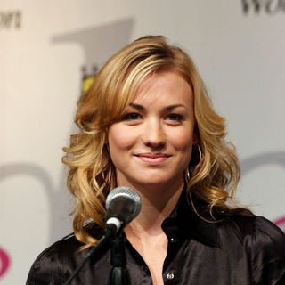 Yvonne Strahovski; in Wonder Con - Day 3