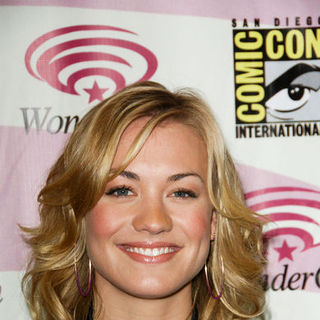 Yvonne Strahovski; in Wonder Con - Day 3