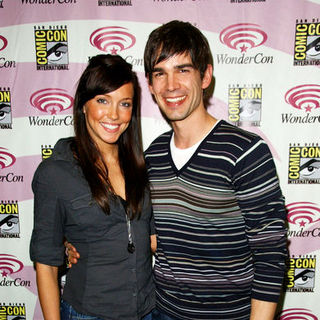 Katie Cassidy;Christopher Gorham; in Wonder Con - Day 3