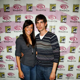 Katie Cassidy;Christopher Gorham; in Wonder Con - Day 3