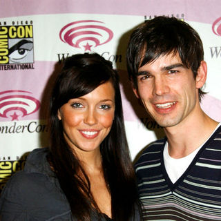 Katie Cassidy;Christopher Gorham; in Wonder Con - Day 3