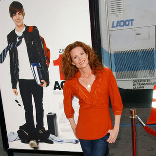 "17 Again" Los Angeles Premiere - Arrivals