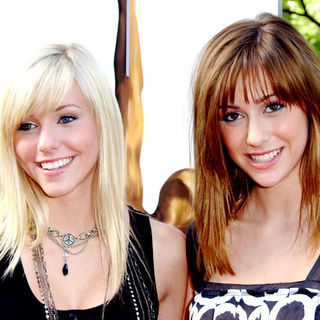 Savvy & Mandy; in Hollywood Life's 11th Annual Young Hollywood Awards - Arrivals