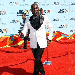 Jimmy Jean-Louis; in 2009 BET Awards - Arrivals