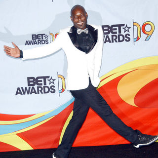 Jimmy Jean-Louis; in 2009 BET Awards - Press Room