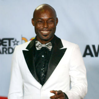 Jimmy Jean-Louis; in 2009 BET Awards - Press Room