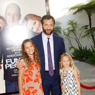 Judd Apatow, Maude Apatow, Iris Apatow in "Funny People" Los Angeles Premiere - Arrivals