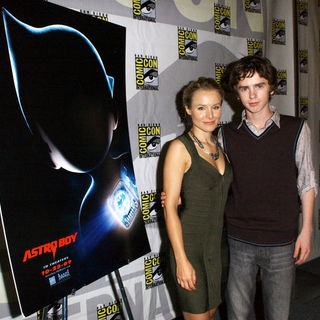 Kristen Bell;Freddie Highmore; in 2009 Comic Con International - Day 1