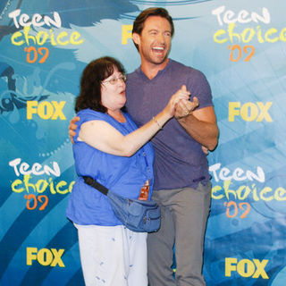 Hugh Jackman, Sue Schneider in 2009 Teen Choice Awards - Press Room