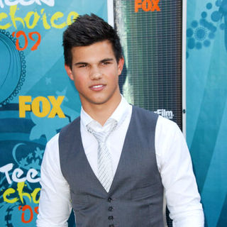 Taylor Lautner; in 2009 Teen Choice Awards - Arrivals