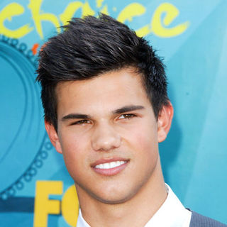Taylor Lautner; in 2009 Teen Choice Awards - Arrivals
