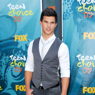 Taylor Lautner; in 2009 Teen Choice Awards - Arrivals