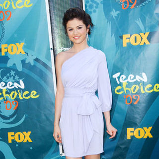 Selena Gomez; in 2009 Teen Choice Awards - Arrivals