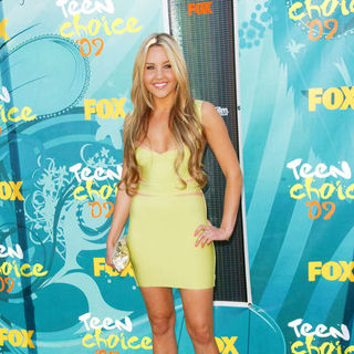 Amanda Bynes in 2009 Teen Choice Awards - Arrivals