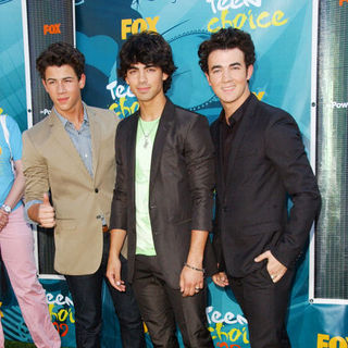 Jonas Brothers in 2009 Teen Choice Awards - Arrivals