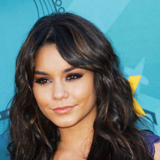 Vanessa Hudgens in 2009 Teen Choice Awards - Arrivals