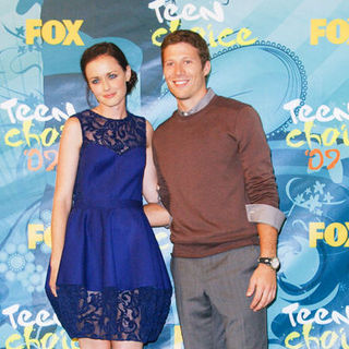 Alexis Bledel;Zach Gilford; in 2009 Teen Choice Awards - Press Room