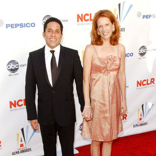 Oscar Nunez;Carla Nunez; in 2009 NCLR ALMA Awards - Arrivals