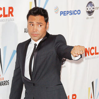 Oscar De La Hoya; in 2009 NCLR ALMA Awards - Arrivals
