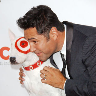 Oscar De La Hoya; in 2009 NCLR ALMA Awards - Arrivals