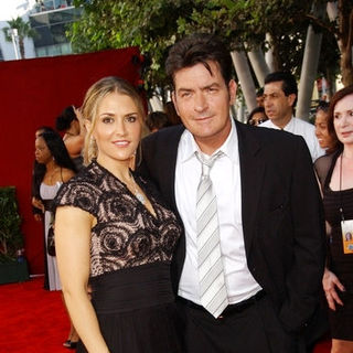 Charlie Sheen, Brooke Mueller in The 61st Annual Primetime Emmy Awards - Arrivals