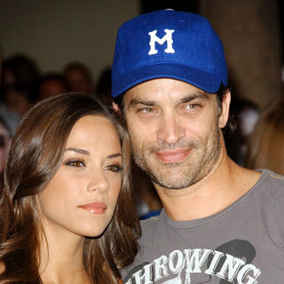 Jana Kramer, Johnathon Schaech in "Zombieland" Los Angeles Premiere - Arrivals