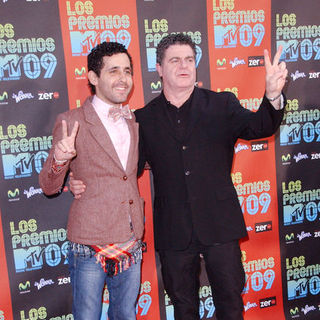 Gustavo Santaolalla;Calle 13; in 2009 MTV Latin VMAs - Arrivals